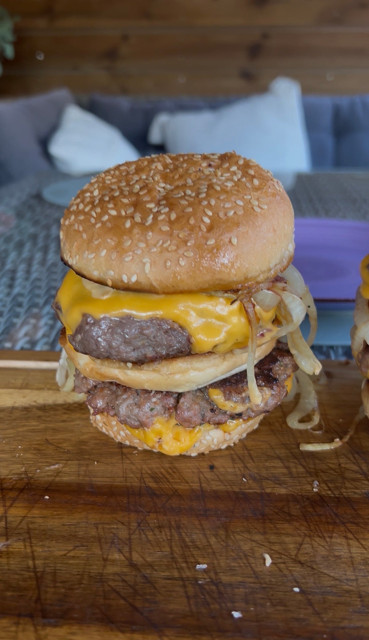 Der ikonische Burger, nur größer, rauchiger und aus dem Kamado