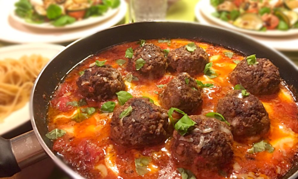 Saftige Fleischbällchen mit einer reichhaltigen Tomaten‑Mozzarella‑Sauce