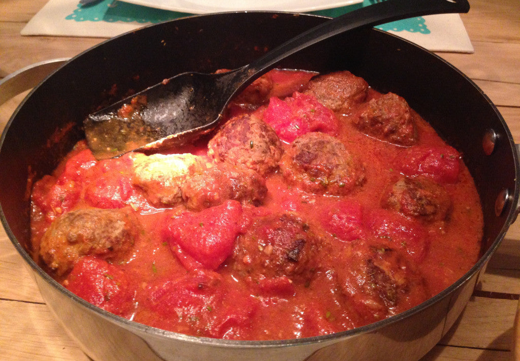 Saftige Fleischbällchen, geschmort in einer reichhaltigen italienischen Tomatensauce