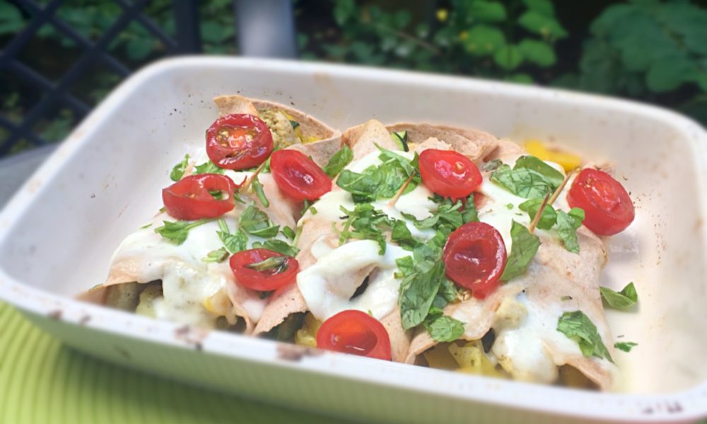 Knusprige Wraps gefüllt mit Pesto-Hähnchen, geröstetem Gemüse und geschmolzenem Mozzarella