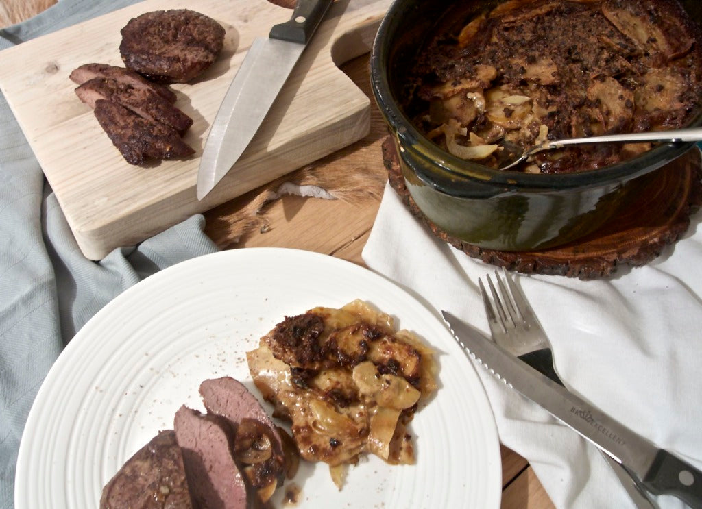 Saftiges Hirschsteak mit einem cremigen Kartoffelgratin voller Waldpilzgeschmack