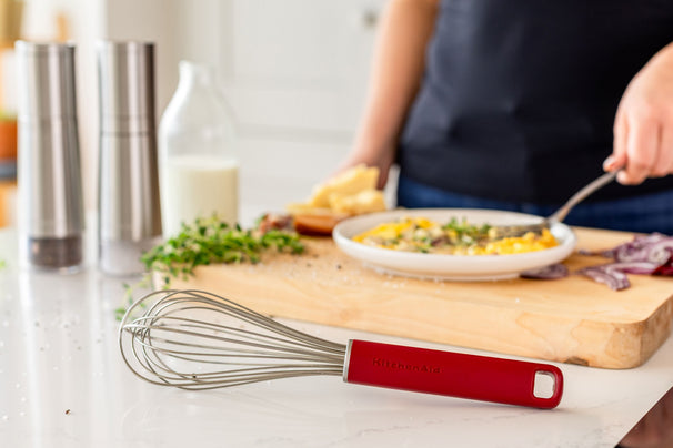 KitchenAid Schneebesen Classic Kaiserrot Kunststoff/Edelstahl 27 cm