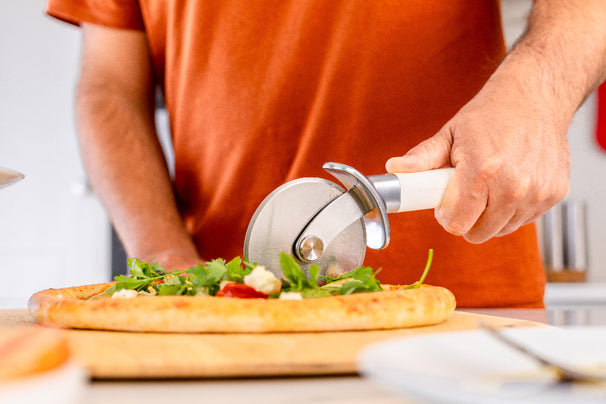 KitchenAid Pizzaschneider Classic Porzellanweiß Edelstahl 23,5cm - Pizzaroller