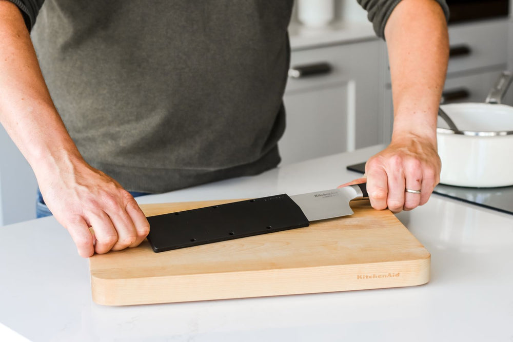 KitchenAid Kochmesser Gourmet Edelstahl 20 cm Schwarz/Silber - mit Messerschutz