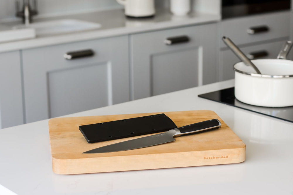 KitchenAid Kochmesser Gourmet Edelstahl 20 cm Schwarz/Silber - mit Messerschutz