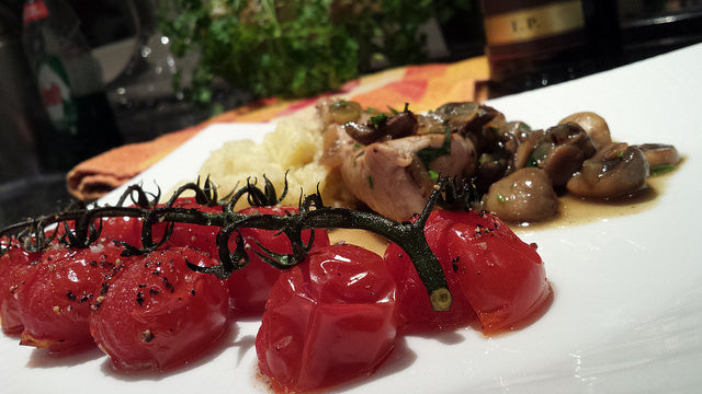 Saftiges Kalbfleisch mit einer reichhaltigen Champignon‑Marsala‑Sauce und Knoblauchpüree