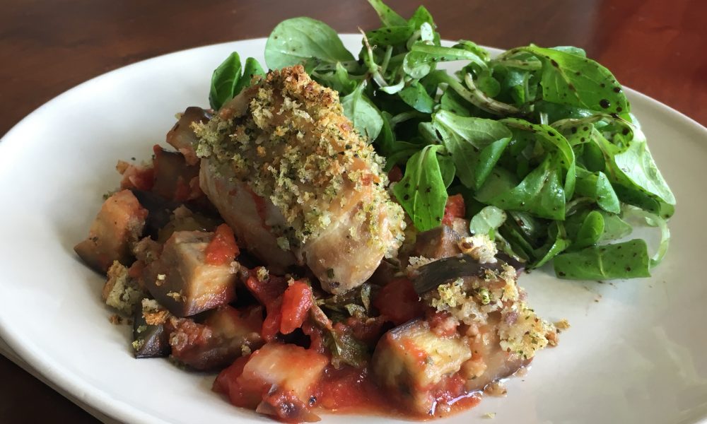 Saftiges Hähnchen mit Aubergine, Tomate und knusprigen Kräuterbröseln