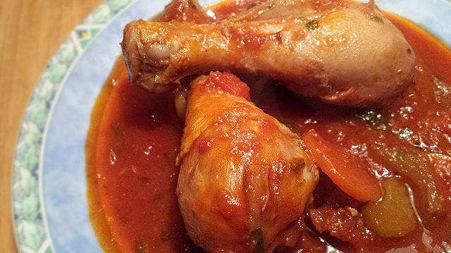 Saftige Hähnchenkeulen geschmort in einer reichhaltigen italienischen Tomatensauce