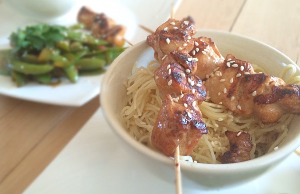 Saftige Hähnchenspieße mit Soba-Nudeln und knusprigem süß-sauren Gemüse