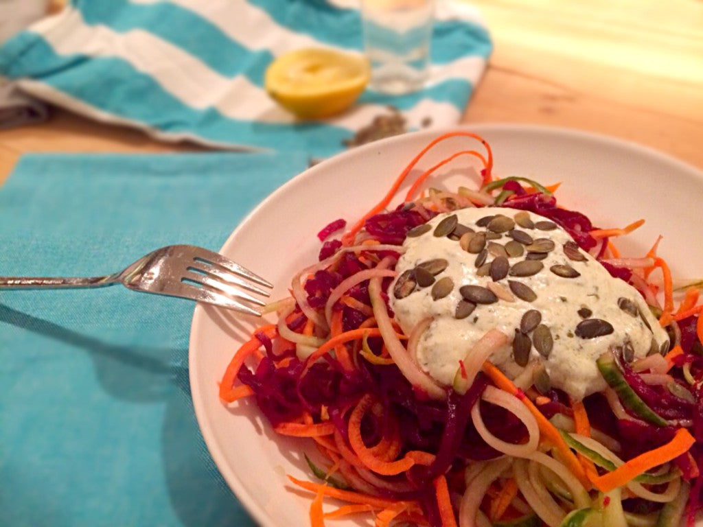 Frische rohe Gemüsespaghetti mit einem cremigen Joghurt-Zitronen-Dressing
