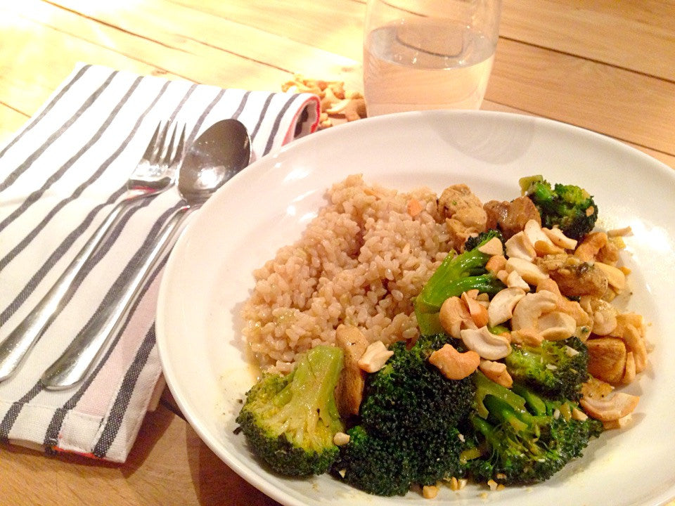 Ein nahrhafter und frischer Lunch mit Freekeh, Avocado und Gurke