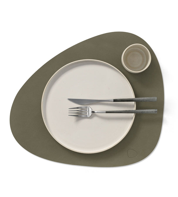 LIND DNA Tischsets Nupo - Leder - Armeegrün / Natur - Curved - doppelseitig - 44 x 37 cm - 2 Stück