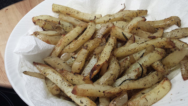 Knusprige Kartoffeln mit Kräutern und Knoblauch aus dem Ofen