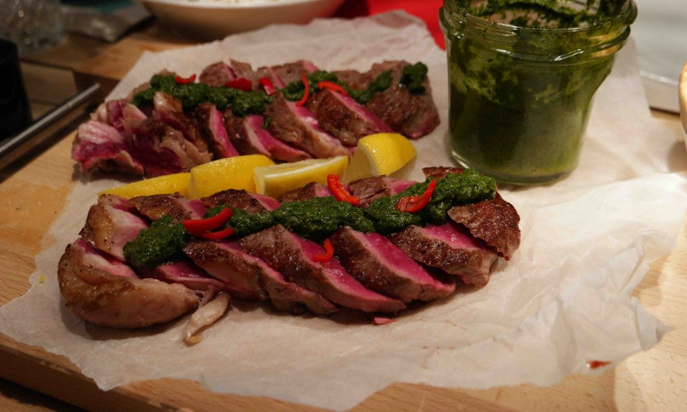 Saftiges Entrecôte aus der Pfanne mit einer frischen, selbstgemachten Chimichurri