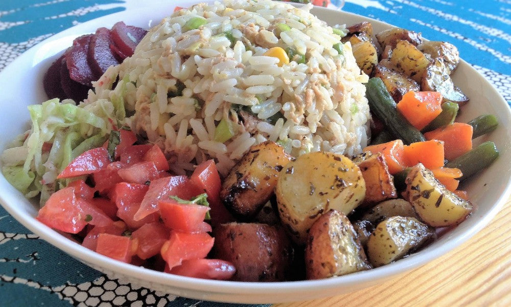 Ein farbenfroher Salat mit Reis, Surimi, Thunfisch und frischem Gemüse