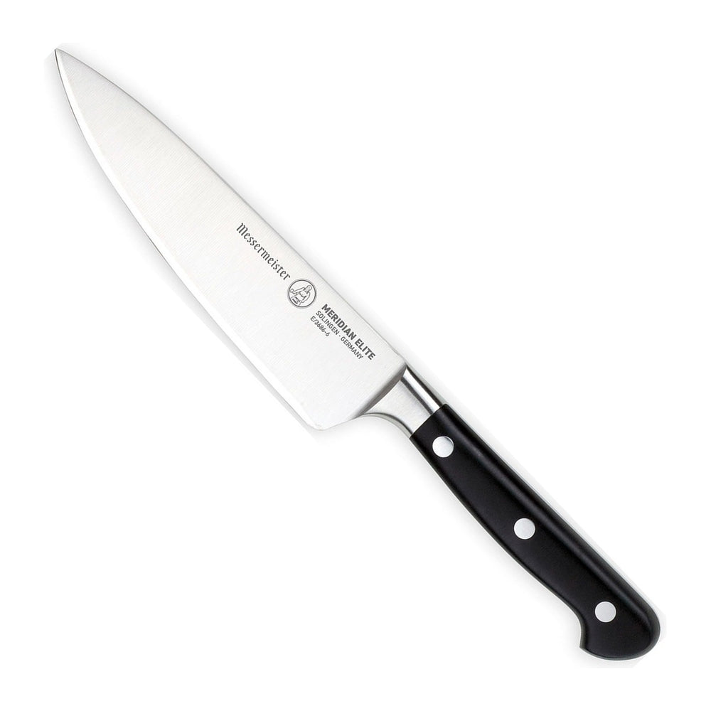 Messermeister Koksmes Meridian Elite 15 cm met zwart heft, vrijstaand op witte achtergrond