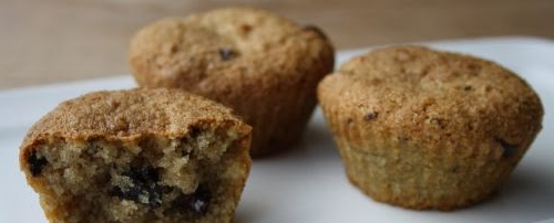 Lockere glutenfreie Muffins mit Blaubeeren, zubereitet aus Mandelmehl und gesüßt mit Agavensirup.