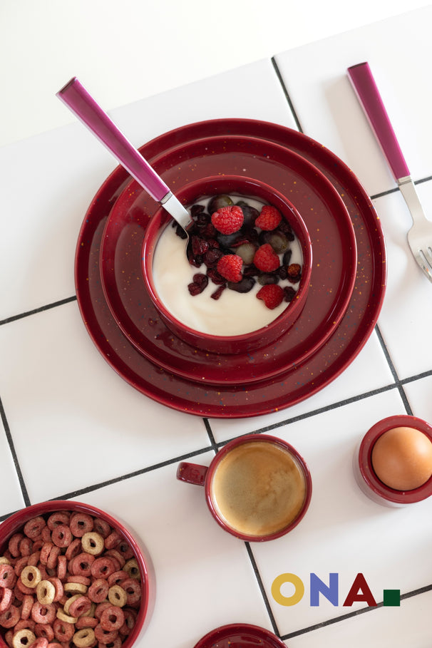 ONA Geschirrset Fika Burgundy 12-teilig / 4 Personen - 4 Speiseteller, 4 Frühstücksteller und 4 Schalen