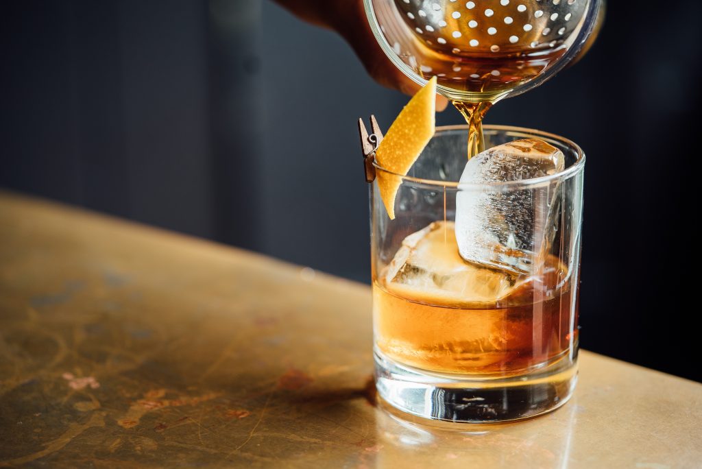 Ein klassischer Cocktail mit Whisky, Bitters und einem Hauch Orange