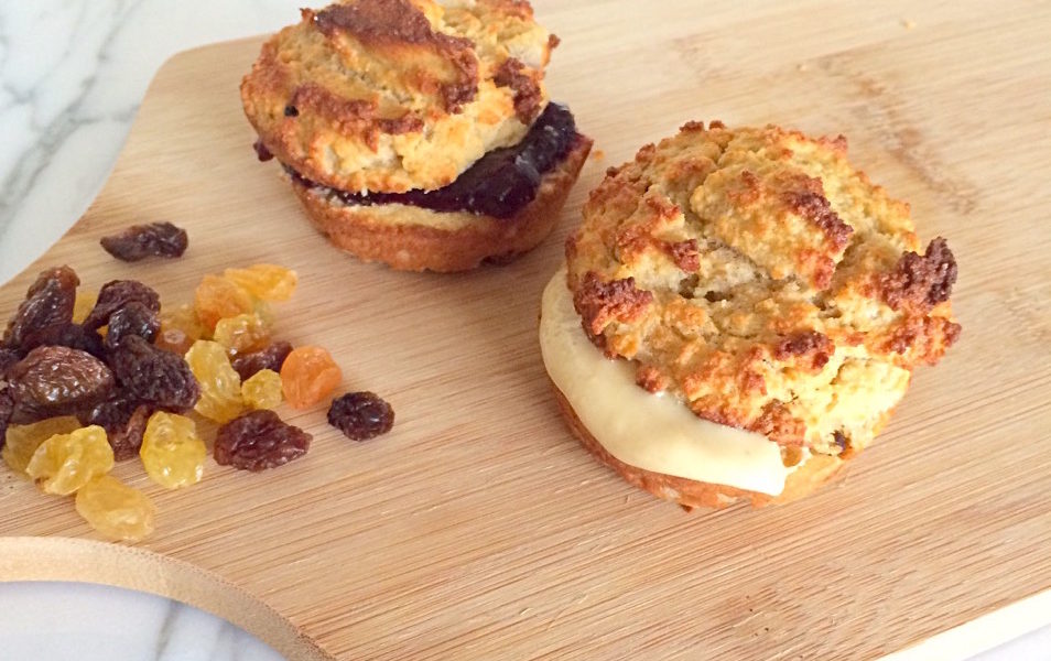 Glutenfreie Brötchen mit Mandeln, Kokos und Rosinen für einen gesunden Start in den Tag