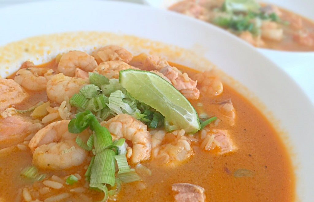 Eine wärmende asiatische Suppe mit Lachs, Garnelen und Reis