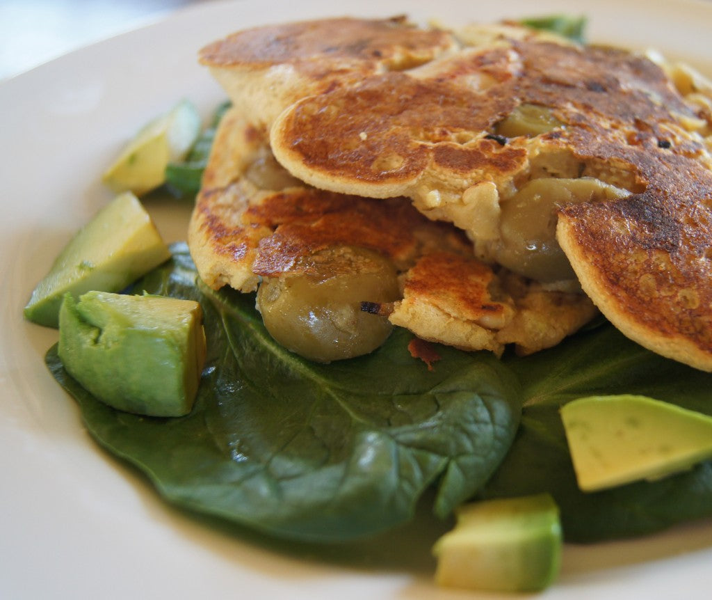 Glutenfreie Pfannkuchen mit Hähnchen, Avocado und Spinat
