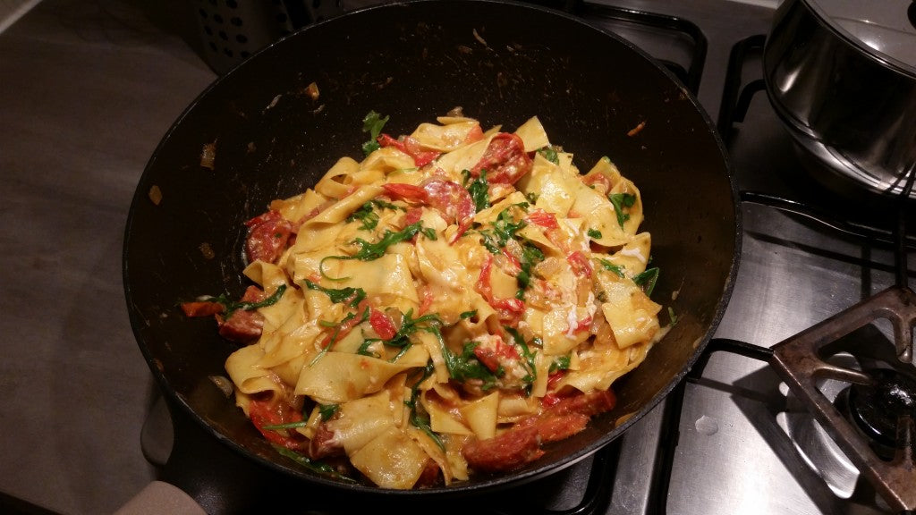 Ein geschmackvolles Pastagericht mit würziger Chorizo und cremigem Ziegenkäse
