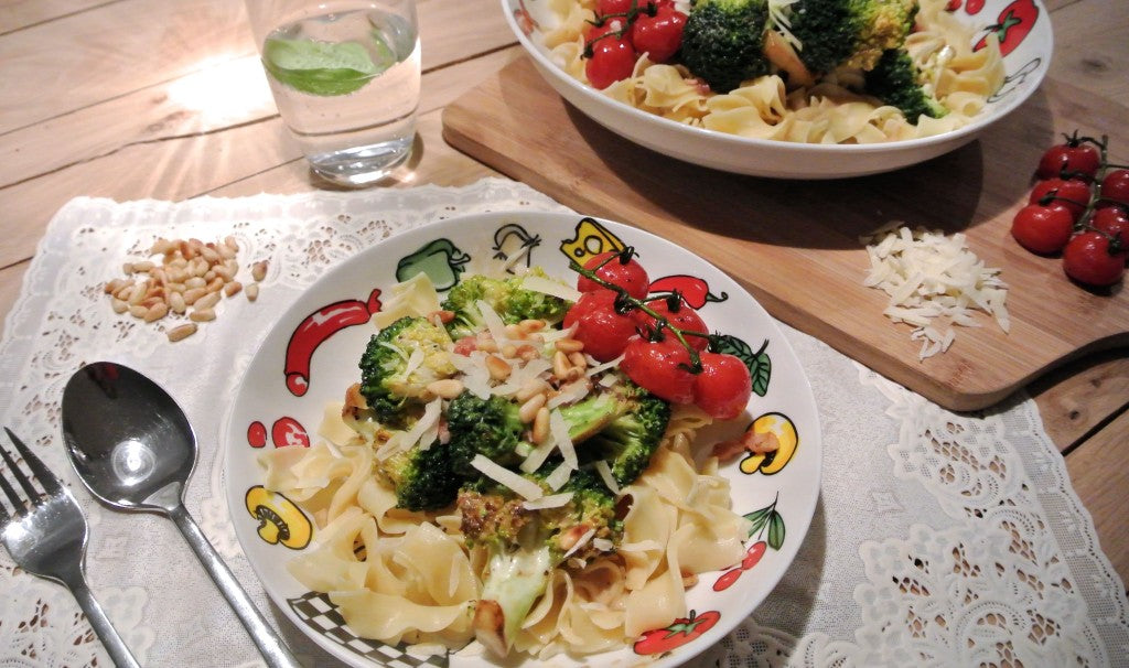 Cremiges Pastagericht mit Brokkoli, Speck und hausgemachter Mozzarella-Sauce
