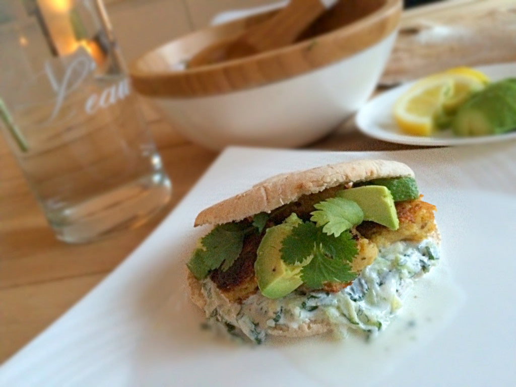 Knusprige Falafel in einer weichen Pita mit cremigem Tzatziki und Avocado