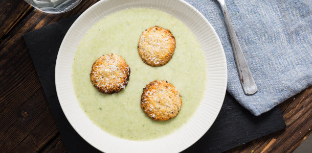 Cremige Lauchcremesuppe mit goldbraunen Käsecroutons aus Sauerteigbrot
