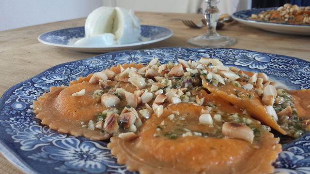Cremiges Auberginenpüree mit frischen Ravioli, Pesto und knusprigen Mandeln