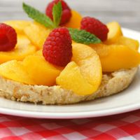 Ein frischer, gesunder Kuchen ohne Backen, voller sommerlicher Aromen von Pfirsich und Himbeere.
