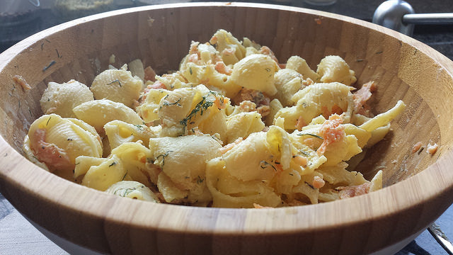 Einfacher Pastasalat mit cremiger Lachssoße und frischem Dill