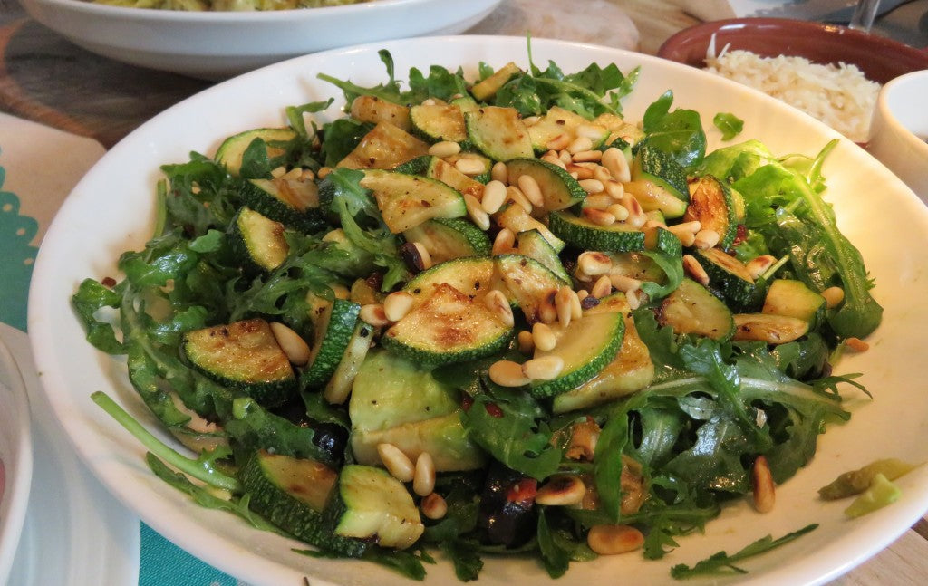 Frischer und nahrhafter Salat mit gerösteten Pinienkernen und cremiger Avocado