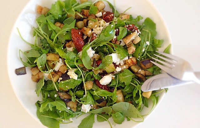 Frischer Salat mit gebratener Aubergine, Feta und Basilikumöl