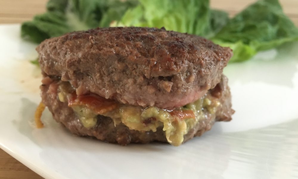 Saftige Rindfleischburger mit einer frischen Avocadocreme