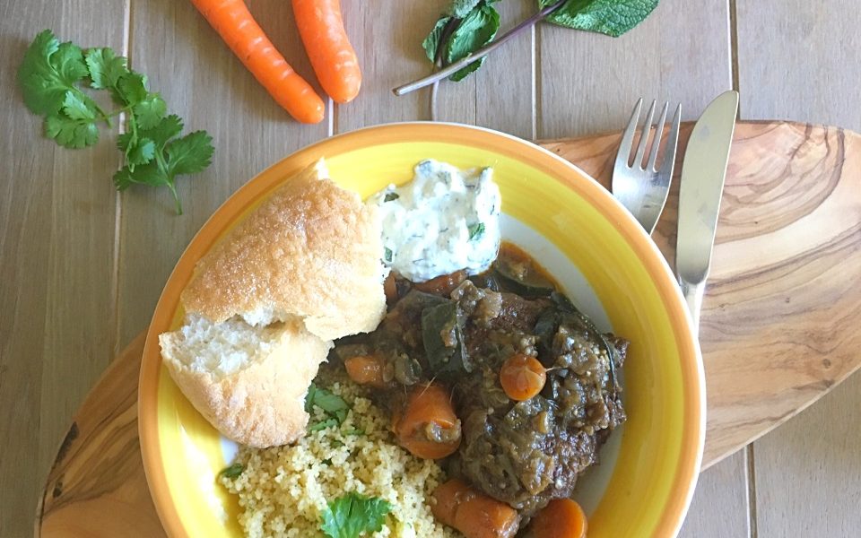Wärmender Eintopf mit marokkanischen Gewürzen, fluffigem Couscous und einer erfrischenden Joghurtsauce