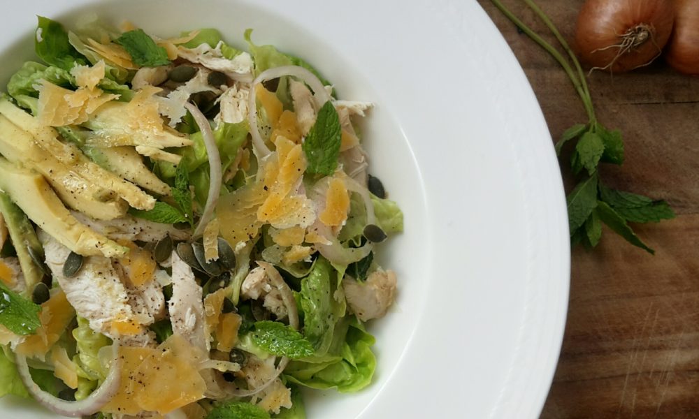 Frisse zomersalade met in muntthee gepocheerde kip en romige avocado