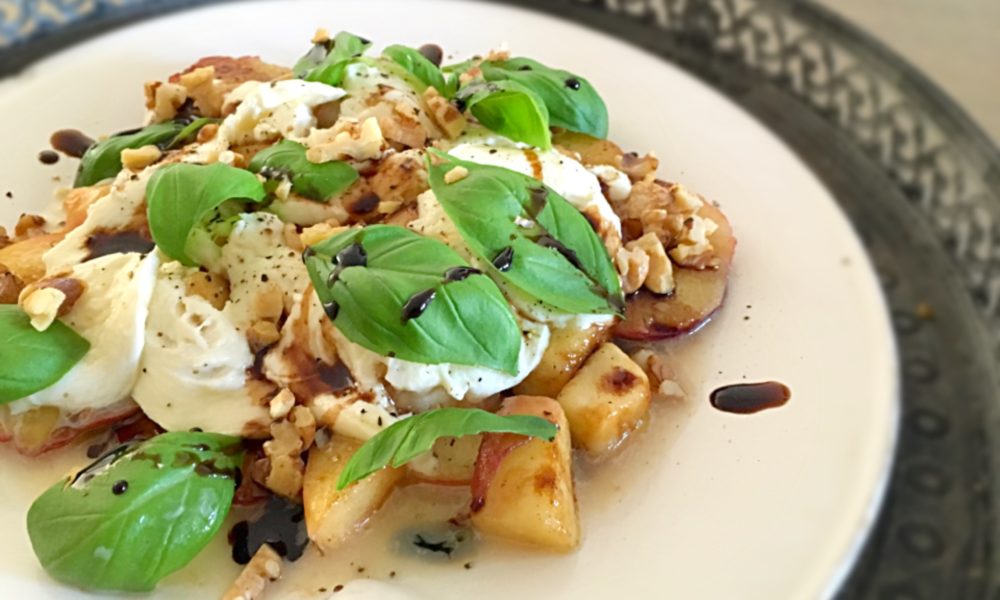 Eine sommerliche Variante der klassischen Caprese mit gegrilltem Pfirsich und einem süßen Balsamico-Dressing
