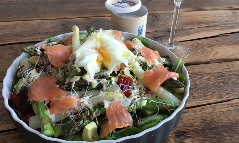 Ein frischer Frühlingssalat mit gegrilltem Spargel, cremiger Avocado und zartem geräuchertem Lachs
