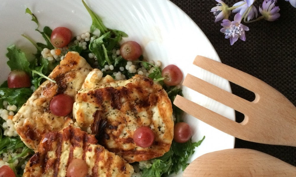 Ein frischer Salat mit gegrilltem Halloumi, Perlen‑Couscous und saftigen Trauben