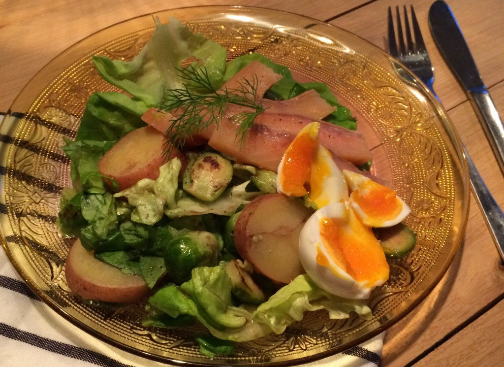 Ein frischer Salat mit knusprigem Rosenkohl, cremigen Kartoffeln und zartem, geräuchertem Lachs