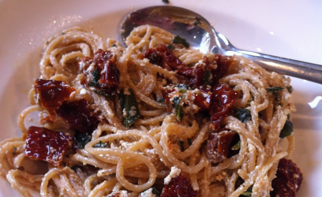 Eine einfache Alltags-Pasta mit Salbei, Feta und sonnengetrockneten Tomaten