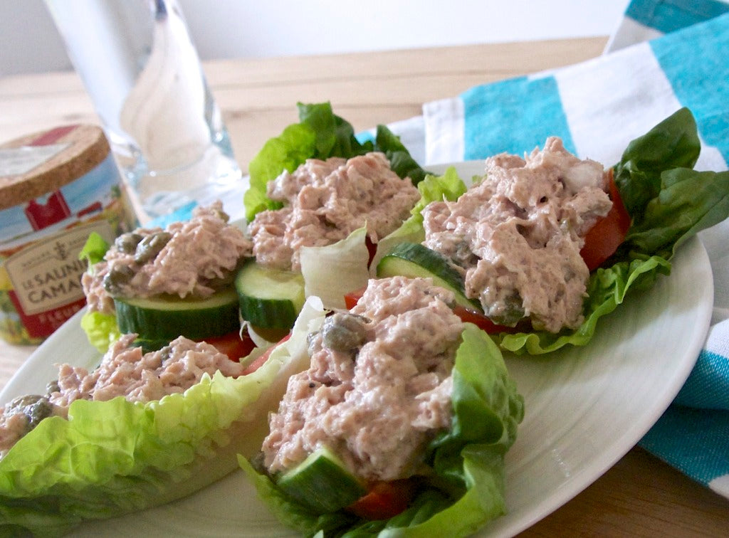 Frischer Thunfischsalat serviert in knusprigen Salatblättern
