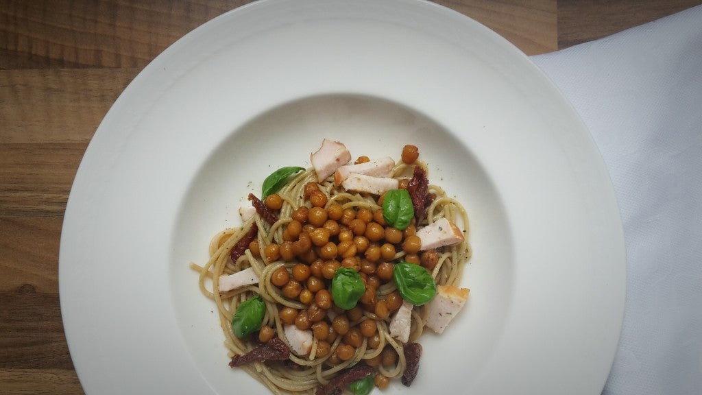 Knusprige Kichererbsen, cremiges selbstgemachtes Pesto und geräuchertes Hähnchen auf Vollkornspaghetti