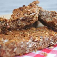 Gesunde und nahrhafte Riegel aus Dinkel, Datteln und Nüssen, perfekt als Snack