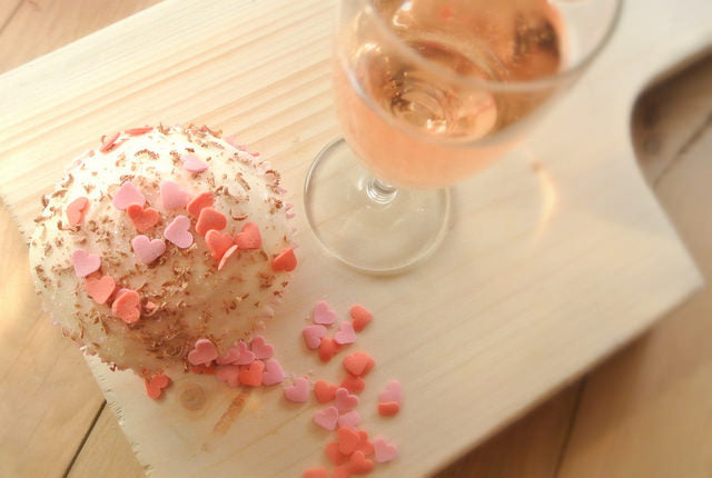 Fröhliche rosa Cupcakes mit einem Hauch Schaumwein