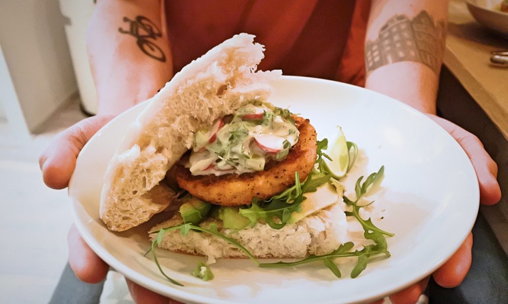 Knuspriges Brot, cremige Avocado und eine frische Joghurtsauce