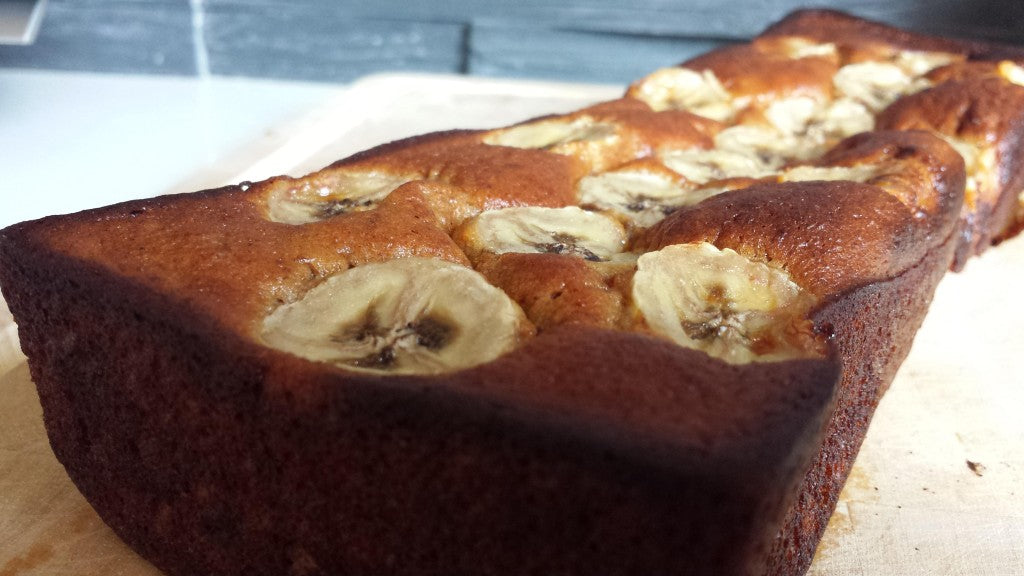Gesundes und glutenfreies Bananenbrot mit Datteln und Walnüssen