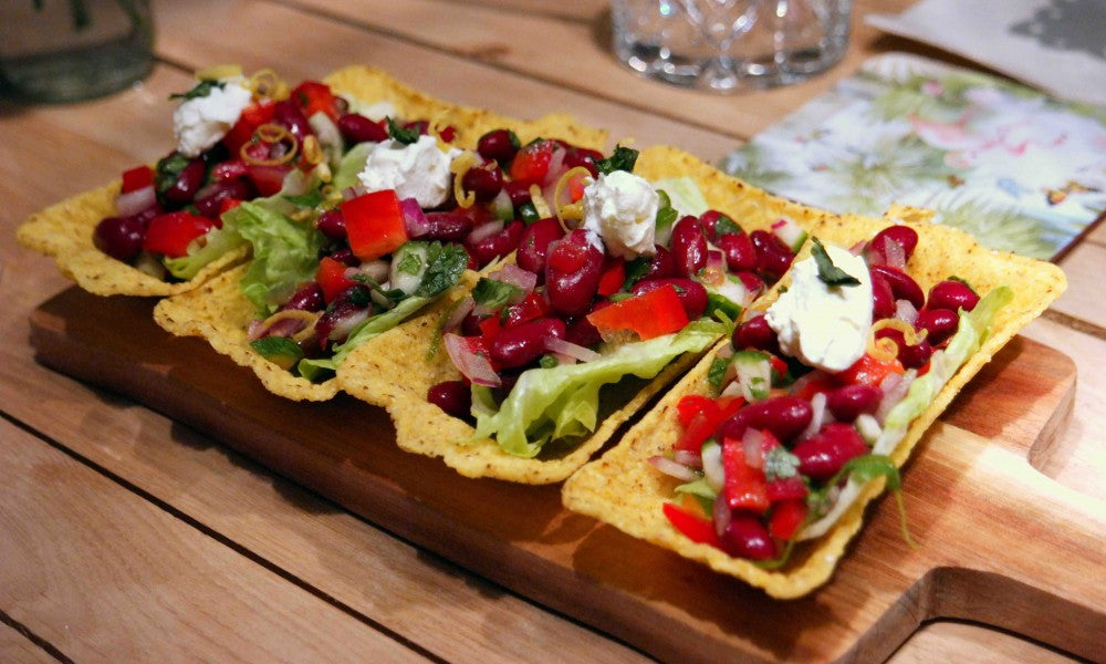 Frischer Bohnensalat in einer knusprigen Tacocup